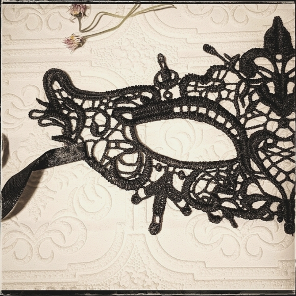 Embroidered Masquerade mask - Picture 3 of 4
